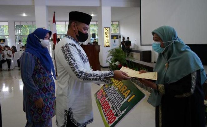 Pangdam XVII/Cenderawasih didampingi oleh Ketua Persit Kartika Chandra Kirana Daerah XVII/Cenderawasih Ny. Erni Teguh Muji Angkasa menyerahkan hadiah kepada salah satu pemenang Festival Ramadhan 1443 H. / FOTO : PEN CENDERAWASIH 