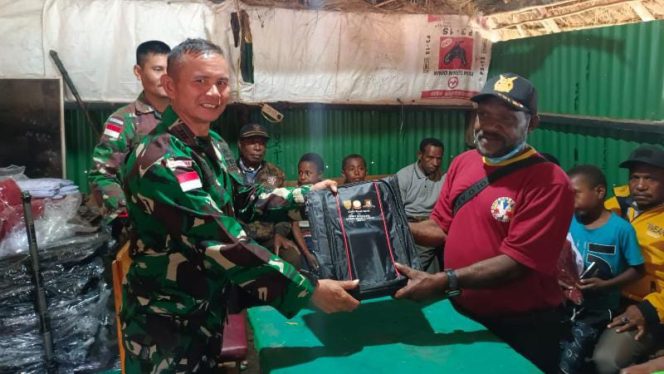 Danpos Bolakme Satgas Yonif Raider 142 Gelar Pertemuan Dengan Komponen Masyarakat. /FOTO : PEN SATGAS YONIF R 142