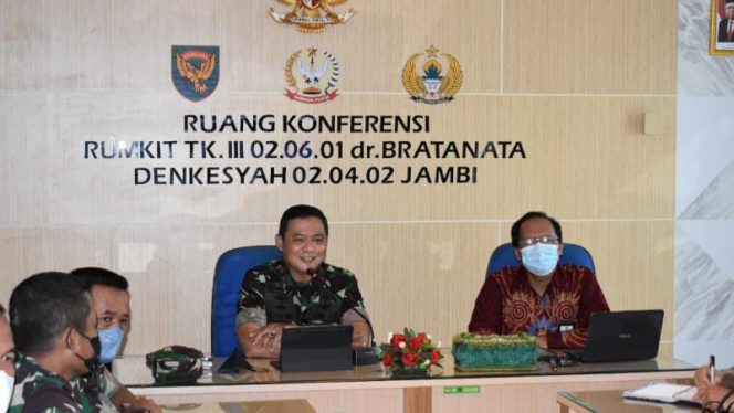 Komandan Korem 042/Gapu Brigjen TNI Supriono, S.IP., M.M.,  menghadiri Rapat tentang Tugas Dewan Pengawas dan pembahasan progres tindak lanjut dari Kantor Akuntan Publik (KAP) di ruang rapat Rumkit TK. III 02.06.01 dr. Bratanata Denkesyah 02.04.02 Jambi. / FOTO : PENREM GAPU