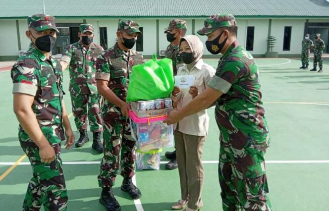 Dandim 0419/Tanjab Letkol Kav Muslim Rahim, T. SH., M.Si., Bagikan Bingkisan Lebaran Kepada Anggota/ FOTO : WAHYU