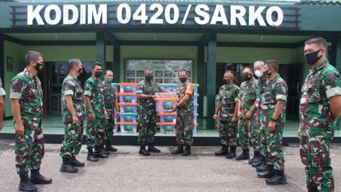 Dandim 0420/Sarko Letkol Inf Amaraldo Cornelius bingkisan lebaran untuk anggotanya./ FOTO : PENDIM SARKO