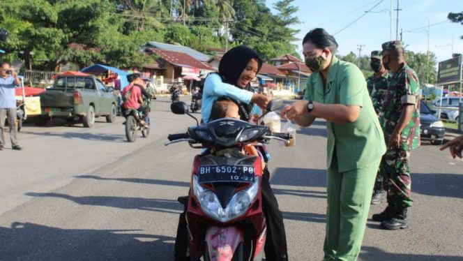 Berbagi Takjil, Dandim 0420/Sarko Dan Ketua Persit KCK Cab. XXVII Turun Langsung Kejalan./ FOTO : PENDIM 0420