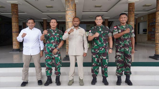 Pangdam XVII/Cenderawasih Mayjen TNI Teguh Muji Angkasa, S.E., M.M menerima kunjungan anggota Komisi I DPR RI Bapak Yan Permenas Mandenas, S. Sos., M.Si. bersama rombongan di Ruang Cycloop Makodam XVII/Cenderawasih, Jayapura, Selasa (19/4/2022)./FOTO : PENDAM CENDERAWASIH