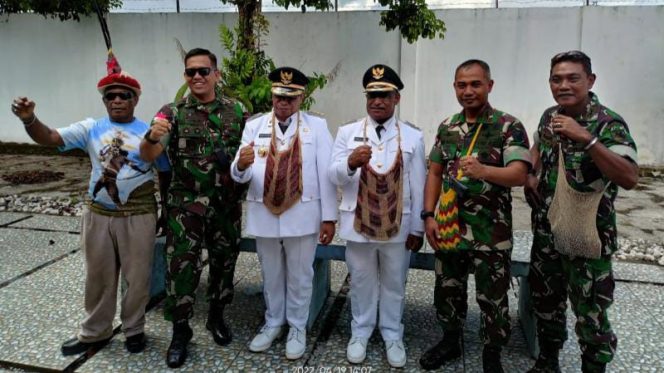 Dansatgas Pamtas Yonif Raider 142/KJ Letkol Inf Esnan Haryadi bersama Unsur Forkopimda Kabupaten Yalimo sambut kedatangan Bupati dan Wakil Bupati terpilih Kabupaten Yalimo Provinsi Papua di Bandara Yalimo, Selasa (19/4/2022)./ FOTO : PEN SATGAS YONIF R 142