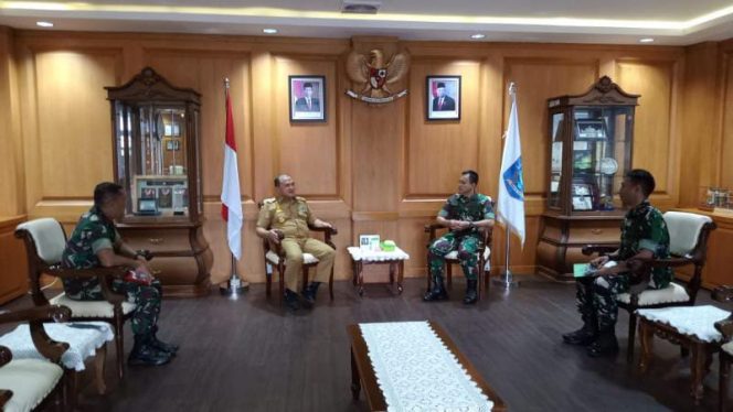 Danrem 045/Gaya Brigjen TNI Ujang Darwis, MDA  Silaturahmi Ke Gubernur Provinsi Kep. Bangka Belitung di Kantor Gubernur Jl. Pulau Bangka Kel. Air Itam Kec. Bukit Intan Kota Pangkalpinang, Senin (18/04/2022)./ FOTO : PENREM GAYA