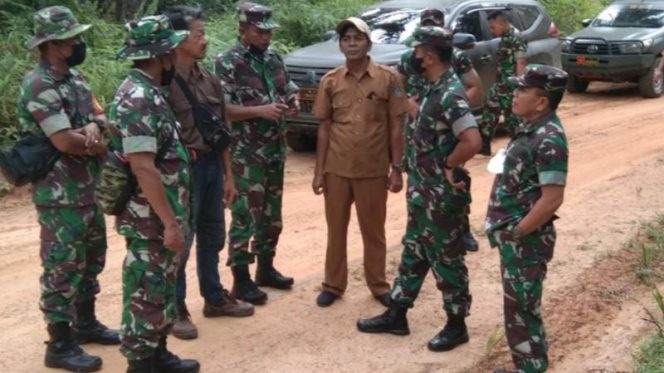 Dandim 0419/Tanjab Letkol Kav Muslim Rahim T.SH.Ms, dan Staf bersama  Kepala Desa Bukit Indah  saat meninjau sasaran peningkatan jalan. / FOTO : ayojambi.id 