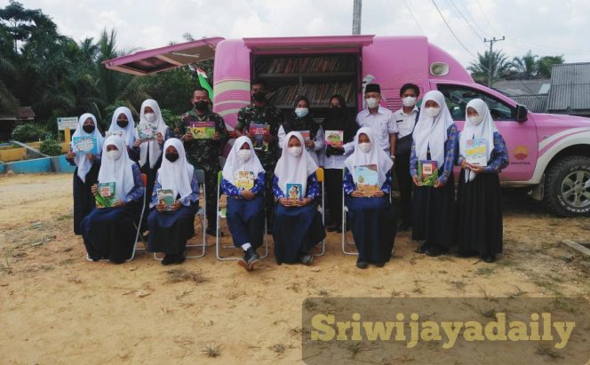 Budayakan Cinta Membaca, Perpustakaan Keliling Hadir di Lokasi TMMD Kodim 0419/Tanjab (Pendimtjb)