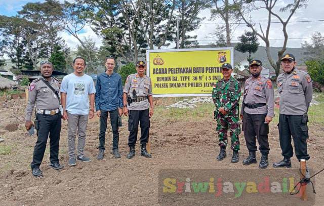 Danposramil Bolakme Satgas Pamtas RI-PNG Kewilayahan Yonif Raider 142/KJ Kapten Inf Osland Purba  hadiri peletakan batu pertama pembangunan rumah dinas Bintara Polsek Bolakme, bertempat di Distrik Bolakme, Kab Jayawijaya, Papua, Jumat (20/5/2022)./ FOTO : Pendam Cenderawasih