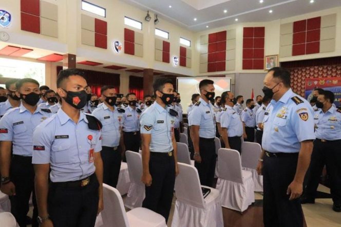 Kepala Staf TNI Angkatan Udara, Marsekal TNI Fadjar Prasetyo, S.E., M.P.P., CSFA., saat memberikan pengarahan kepada prajurit TNI Angkatan Udara di Wilayah Makassar (11/5) /Foto : Dispenau 