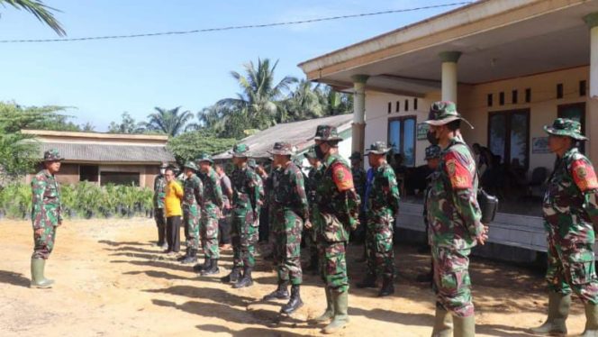 Dan SSK TMMD ke-113 Tahun 2022 Kodim 0419/Tanjab Letda Chb Zainul Kopli memimpi apel persiapan personel sebelum melaksanakan pengerjaan sasaran fisik, Kamis (12/5/22). FOTO : Pendim Tanjab