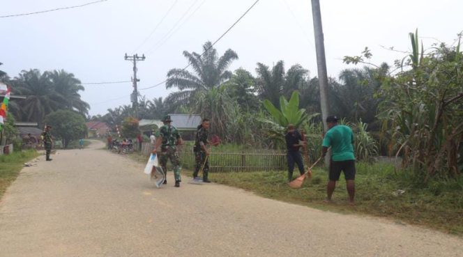 Satgas TMMD ke-113 Tahun 2022 Kodim 0419/Tanjab gotong royong bersama Warga Masyarakat di Desa Intan Jaya, Kecamatan Muara Papalik, Tanjung Jabung Barat, Jum'at (13/5/2022). Foto : Pendim Tanjab