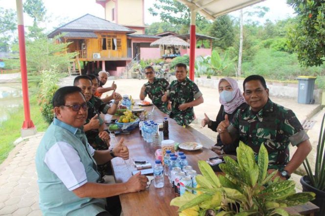 Dandim 0415/Jambi Kolonel Inf. Marshal Denny didampingi isteri sambangi mantan Kapolda Jambi sekaligus Tokoh Masyarakat Desa Terusan Kec. Ma. Bulian, Bpk. Irjen Pol (Purn) H. Mukhlis, AS, bertempat di desa Terusan Kec. Ma. Bulian Kab. Batanghari, Jambi. (13/5) / Foto : Sriwijayadaily/Beni)