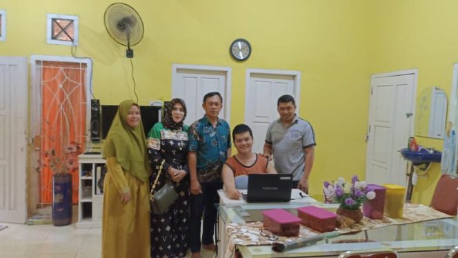 Danramil 415-09/Telanaipura Mayor Inf Widi Purwoko, SE memanfaatkan momen lebaran idul fitri 1443 H/2022 M dengan mengunjungi anggotanya satu persatu untuk sekedar mempererat silaturahmi./ Foto : Widi