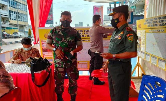 Danramil Telanaipura Cek Petugas Pospam Operasi Ketupat 2022/ Foto : Widi