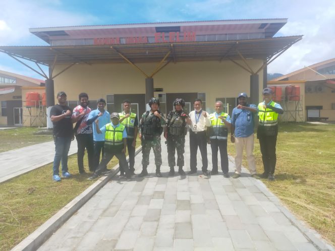 Satgas Pamtas RI-PNG Yonif R 142 Jalin Komsos Dengan Pengurus Bandara Elelim/ Foto : Pensatgas Yonif R 142