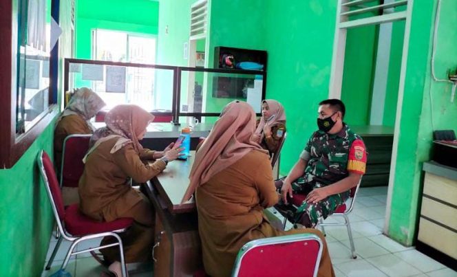 Personil Koramil 09/Telanaipura Kodim 0415/Jambi Sertu Erizal, Babinsa Kelurahan Beliung melaksanakan Komsos dengan Aparat Kelurahan bertempat di Kantor Kelurahan Beliung Kec. Alam Barajo Kota Jambi./ Foto : Widi