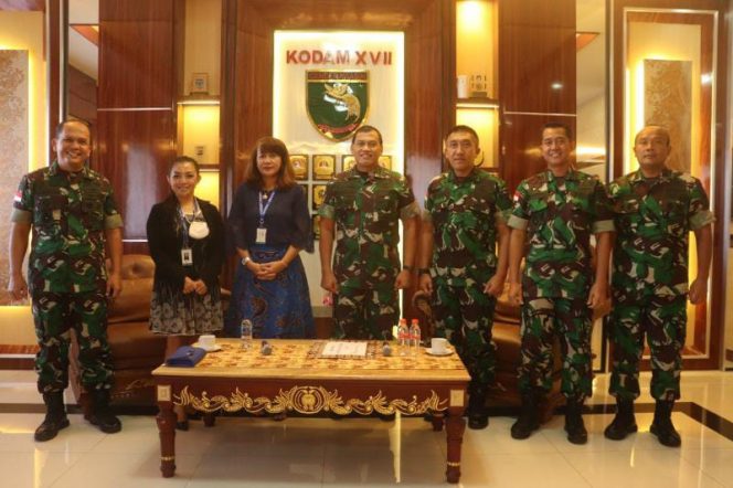 Pangdam XVII/Cenderawasih Mayjen TNI Teguh Muji Angkasa, S.E., M.M. menerima kunjungan dari Kepala wilayah Bank Mayapada Jayapura beserta rombongan, bertempat di ruang Cyclop Makodam XVII/Cenderawasih/ Foto : Pendam Cenderawasih