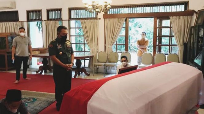 Kasad Jenderal TNI Dudung Abdurachman, S.E., M.M., melayat Almarhum Jenderal TNI Purn Widjojo Soejono di rumah Duka/ Foto : Dispenad