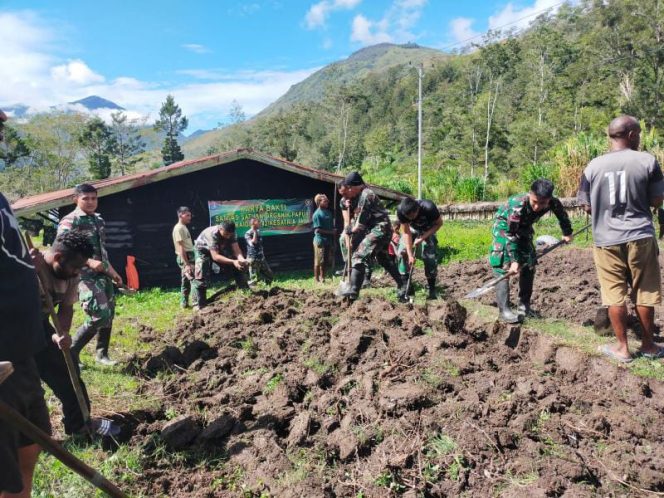 Satgas TNI Yonif R 142 Bersama Masyarakat Karya Bakti Pembukaan Lahan Perkebunan Di Areal Gereja GKI Betel Polimo/ Foto : Pensatgas Yonif R 142