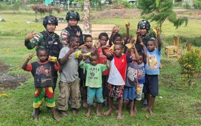 Satgas Pamtas Yonif R 142/KJ Berbagi Kebahagiaan Lebaran Bersama Anak Papua/ Foto : Pensatgas Yonif 142