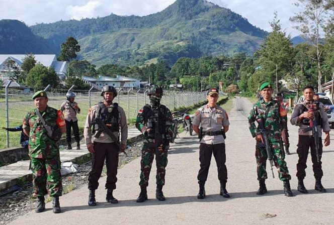 Tim Gabungan TNI – Polri Di Perbatasan Amankan Masyarakat Yang Melaksanakan Sholat Id/ Foto : Pensatgas Yonif 142