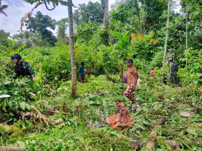 Tingkatkan Kemanunggalan TNI Dan Rakyat, Prajurit Satgas Yonif R 142 Bantu Warga Berkebun/ Foto : Pensatgas Yonif R 142