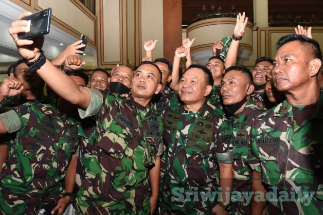 Kasad Jenderal TNI Dudung Abdurachman, S.E., M.M., berswafoto bersama Prajurit usai tatap muka dan video conference kepada 14.864 Apkowil jajaran Kodam V/Brawijaya di Balai Prajurit Kodam V/Brawijaya, Surabaya. Sabtu, (21/5/2022)./ FOTO : Dispenad