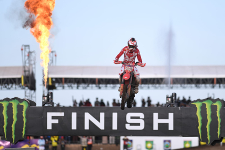Pembalap tim HRC asal Slovenia Tim Gajser melewati garis finis saat balapan pada seri ke-12 kejuaraan dunia motocross MXGP Samota 2022 di Rocket Motor Circuit, Sumbawa, NTB, Minggu (26/6/2022). Antara Foto/ Hafidz Mubarak