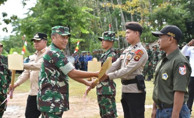 Kasiter Kasrem Kolonel Inf Debok Sumantokoh, S. H, serahkan alat kerja kepada perwakilan pada saat upacara pembukaan TMMD ke-114 TA 2022 di wilayah Kodim 0430/Banyuasin./ FOTO : Penrem044/Gapo