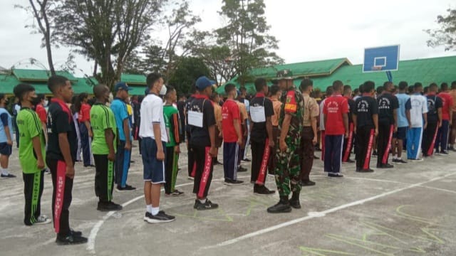 DOK. Babinsa Koramil 1710-02/Timika Serma Sukirman memberi pelatihan Peraturan Baris Berbaris (PBB) kepada siswa-siswi baru SMAN 1 Timika./ FOTO : Pendam XVII/Cenderawasih.