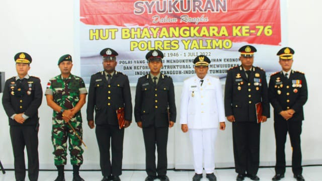 Dansatgas Pamtas Yonif Raider 142/KJ selaku Dandim Persiapan Kabupaten Yalimo Letkol Inf Esnan Haryadi hadiri acara Syukuran Hari Ulang Tahun Bhayangkara Ke-76, bertempat di Mapolres Yalimo, Distrik Elelim, Kab Yalimo, Papua, Rabu (06/07/2022)./ FOTO : Pendam XVII/Cenderawasih.
