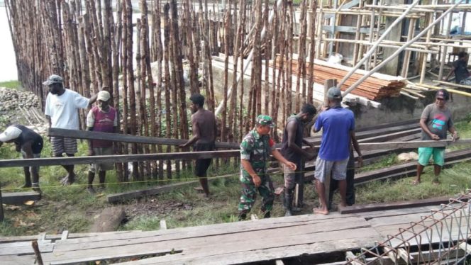 Babinsa Koramil 1710-01/Kokonao Serma Kadis bersama warga binaan melaksanakan karya bakti, pembuatan jalan dengan menggunakan papan rel/kayu papan guna kelancaran warga Kampung Atapo Distrik Mimika Barat, Kab. Mimika (Pendam XVII/Cenderawasih).