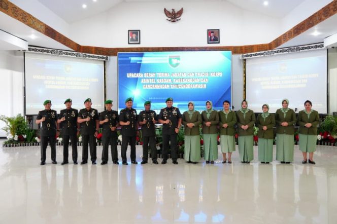 Dok. Pangdam XVII/Cenderawasih Mayjen TNI Teguh Muji Angkasa, S. E., M.M foto bersama usai memimpin acara Serah Terima Jabatan (Sertijab) dan Tradisi Korps Pejabat Kodam XVII/Cenderawasih./ FOTO : Pendam XVII/Cenderawasih