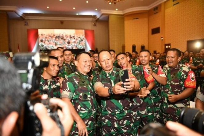 Kepala Staf Angkatan Darat (Kasad) Jenderal TNI Dr. Dudung Abdurachman berswafoto dengan Prajurit usai memberikan pengarahan kepada 900 Babinsa yang sedang mengikuti acara Apel Babinsa jajaran Korem 042/Gapu di Gedung Convention Center Jambi. Senin, (18/7/2022)./ FOTO : Dispenad