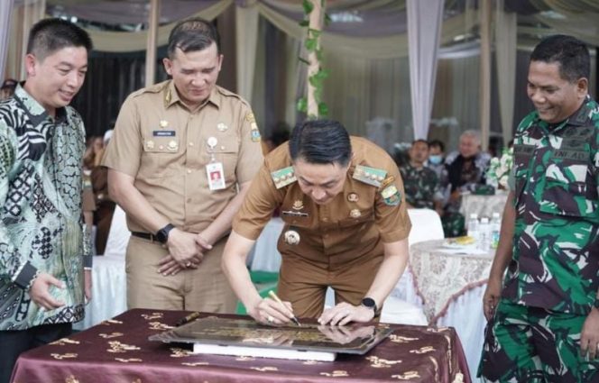 Dandim 0415/Jambi saksikan penandatanganan Prasasti Gedung Pengumpulan Limbah B3 PT AJM. oleh Pj Bupati Muarojambi Bachyuni Deliansyah  FOTO : /Swjdaily.
