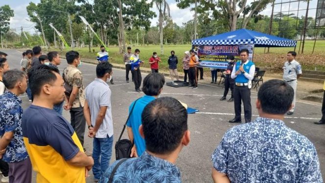 Satlantas Polres Muarojambi Berikan Latihan Safety Driving Sopir Ambulans. FOTO : Humas PMJ