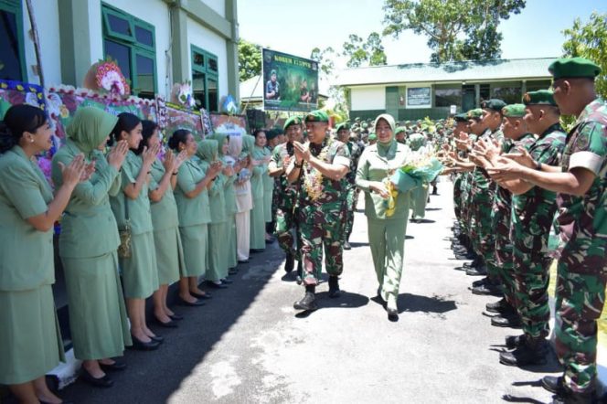 Komandan Korem 173/PVB Kolonel Inf Sri Widodo, S.IP., M.Soc., Sc. dan Ketua Persit KCK Korcab Rem 173 di sambut dengan tradisi Mansorandak (injak piring) di Bandara Frans Kaisiepo Biak, Jumat (23/09/2022). /FOTO : Istimewa