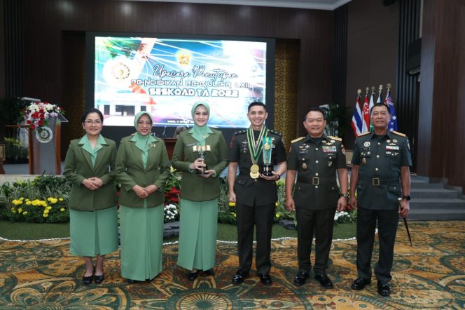 Kasad Jenderal TNI Dr. Dudung Abdurachman,  Mayjen TNI Dr. Anton Nugroho, MMDS, M.A., dan Mayor Inf Gerry Heikal Cholid lulusan terbaik dari Pasis TNI AD bersama masing – masing isteri (FOTO : DISPENAD)