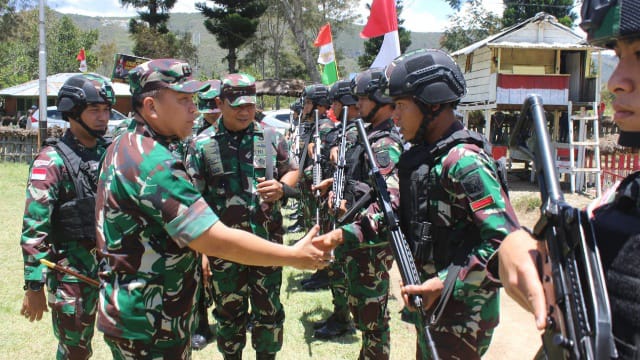 Danrem 042/Gapu Brigjen TNI Supriono, S.IP., M.M dampingi Pangdam II/Swj Mayjen TNI Hilman Hadi, S.I.P., M.B.A., M.Han., mengunjungi Satgas Pamtas RI - PNG Yonif Raider 142/KJ di wilayah Papua, Rabu (21/9/2022)./ FOTO : Istimewa