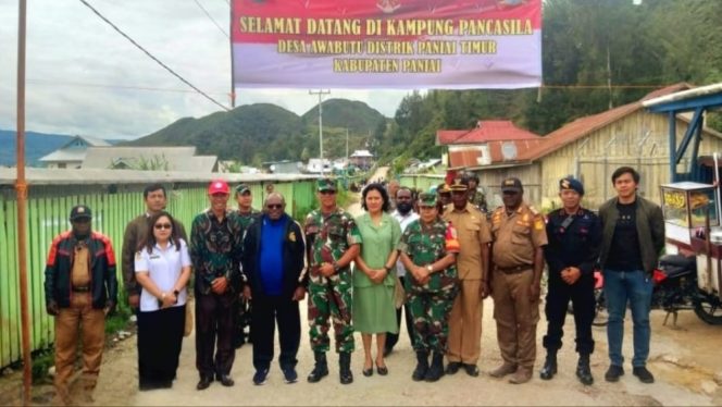 Foto bersama Dandim 1703/Deiyai dan Forkopimda Kabupaten Paniai saat Resmikan Kampung Pancasila/Ist