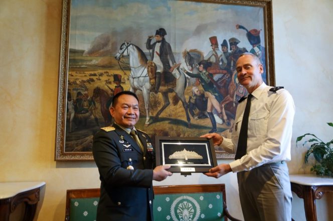 Kasad Jenderal TNI Dr. Dudung Abdurachman (kiri) dan Kasad Perancis General Pierre Schill (kanan)/ FOTO : Dispenad