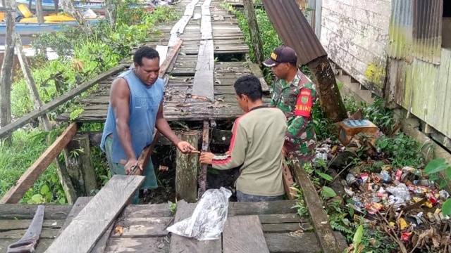 Babinsa Di Asmat Bersama Masyarakat Kerja Bakti Perbaiki Jalan/FOTO : Pendam XVII Cenderawasih