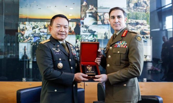 Kepala Staf Angkatan Darat (Kasad) Jenderal TNI Dr. Dudung Abdurachman (kiri) dan Kasad Australia Letjen Simon Stuart (kanan)/ Foto : Dispenad