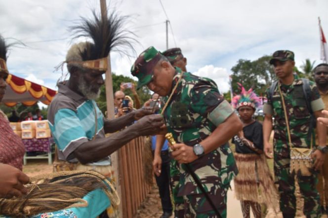 Pangdam Didampingi Ketua Persit KCK Daerah XVII/Cenderawasih Melaksanakan Kunjungan Kerja Di Wilayah Kab. Merauke (Foto Pendam XVII/Cenderawasih).