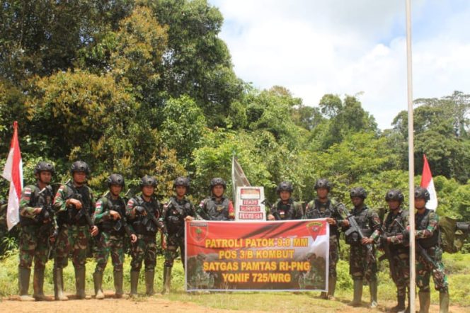 Anggota Satgas Pamtas RI-PNG Yonif 725/Wrg Pos 3/B Kombut melaksanakan Patroli Patok Perbatasan Indonesia - Papua New Guinea (PNG) di perbatasan Kampung Kombut, Distrik Kombut, Kab. Boven Digoel, Jumat (7/10/2022)./ Foto : Istimewa