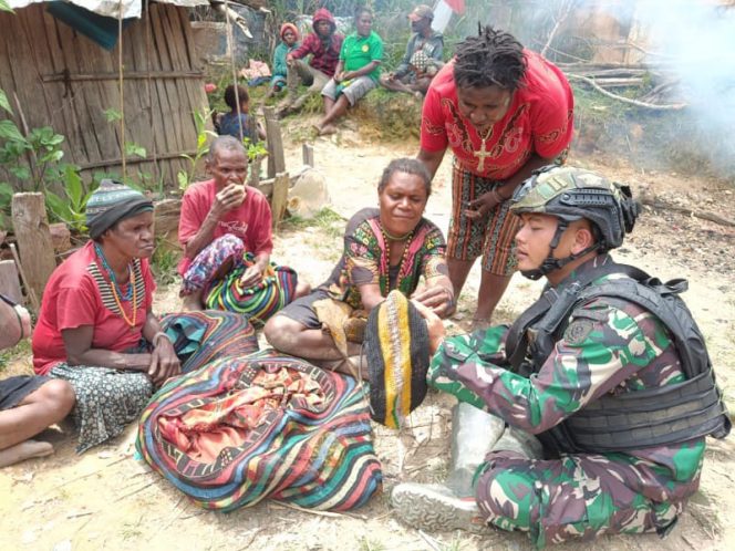 Prajurit TNI belajar cara menenun Noken (Foto. Pendam XVII/Cenderawasih).