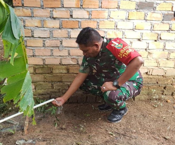 Dandim 0415/Jambi saat meninjau air bersih program TMMD (Foto. Istimewa) 