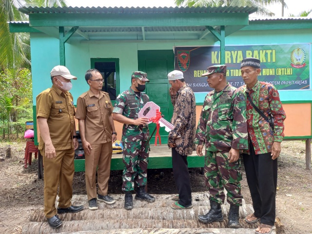Dandim 0419/Tanjab Letkol Kav Muslim Rahim Tompo SH., M.Si meresmikan dan menyerahkan Kunci simbolis kepada bapak fahrudin selaku penerima bedah rumah RTLH, Senin (3/10/22)./FOTO : Istimewa