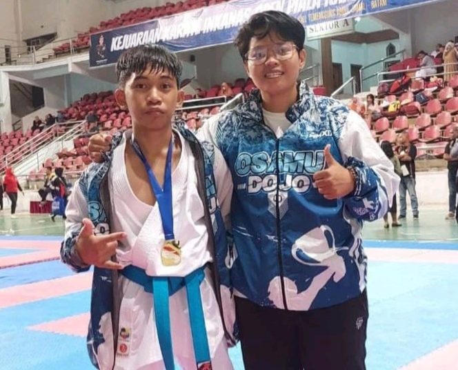 Senpay Dessy Amalia bersama M Akbar Anak Tukang Becak peraih Medali Emas di Kejuaraan Karate Piala Kapolresta Barelang Batam. FOTO : Ist