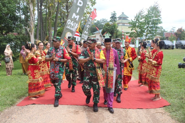 Tim Wasev TMMD 115 Disambut Tarian adat tabur beras kunyit di desa Kembang Seri Baru (Foto. Istimewa)